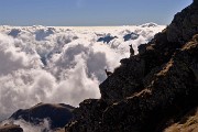 54 Su speroni rocciosi sopra un mare di nuvole